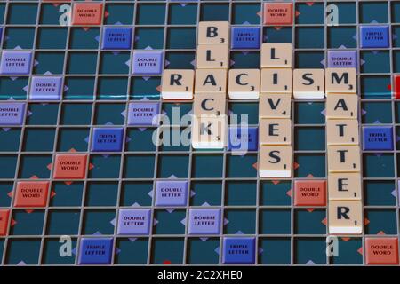 BLM racisme Black vit Matter mouvement dans les lettres scrabble sur le jeu de plateau UK Banque D'Images