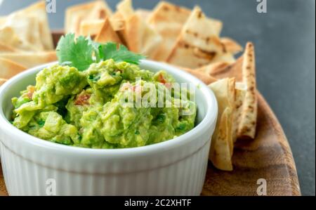 Vue rapprochée du guacamole. Le guacamole est un trempette à base d'avocat, traditionnellement un plat mexicain (Aztèques). Santé et facile à faire des encas à la maison. Banque D'Images