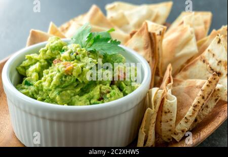 Plat mexicain de guacamole. Le guacamole est un trempette à base d'avocat, traditionnellement un plat mexicain (Aztèques). Santé et facile à faire des encas à la maison. Banque D'Images