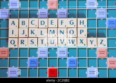 Lettres Scrabble tout l'alphabet sur le plateau de jeu Banque D'Images