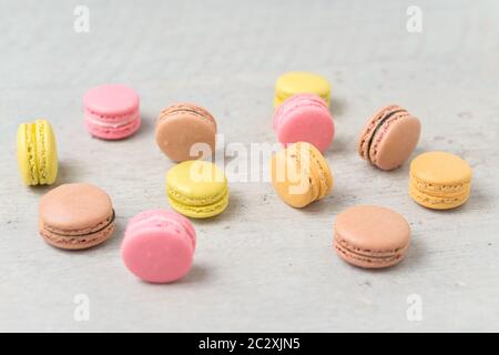 Les macarons sont de petites confiseries françaises rondes délicieuses, faites de meringue et d'une garniture douce aromatisée. Communément trouvés dans les boulangeries françaises. Banque D'Images