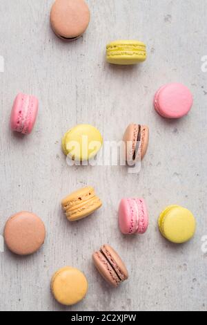 Les macarons sont de petites confiseries françaises rondes délicieuses, faites de meringue et d'une garniture douce aromatisée. Communément trouvés dans les boulangeries françaises. Banque D'Images