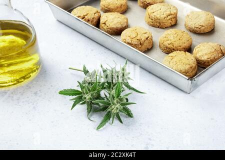 Cookies beurre de cannabis marijuana avec bourgeons et cannaoil, imprégné de l'huile d'olive, des biscuits sains dans une plaque à pâtisserie Banque D'Images