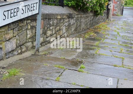 Pluie torrentielle au pays de Galles. La rue Steep de Penarth est couverte de pluie et les trottoirs sont humides. Banque D'Images