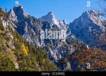 Scène montagneuse d'automne colorée et ensoleillée. Vue paisible sur les montagnes rocheuses depuis le sentier de randonnée près du lac Almsee, en haute-Autriche. Banque D'Images