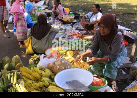 Les gens du marché humide asiatique vendent des fruits, des légumes et d'autres produits d'épicerie dans les rues de Mataram, Lombok, Indonésie. Le marché traditionnel Banque D'Images