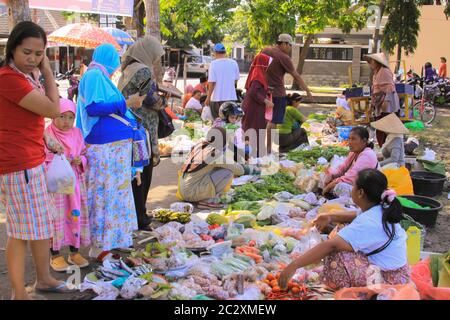 Les gens du marché humide asiatique vendent des fruits, des légumes et d'autres produits d'épicerie dans les rues de Mataram, Lombok, Indonésie. Le marché traditionnel Banque D'Images