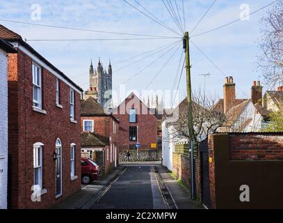 Vue sur la rue avec poteau téléphonique, toits en pente, le bâtiment et la cathédrale. Kingsdown House, King's Canterbury, Canterbury, Royaume-Uni. Archi Banque D'Images