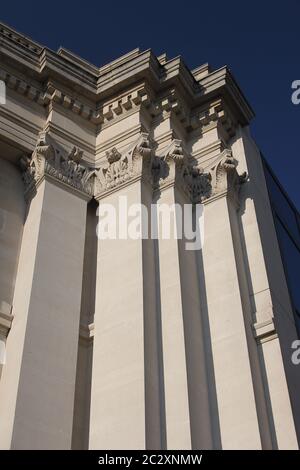 Vue sur l'aile Sainsbury de la National Gallery, Londres, conçue par l'architecte Robert Venturi. Banque D'Images