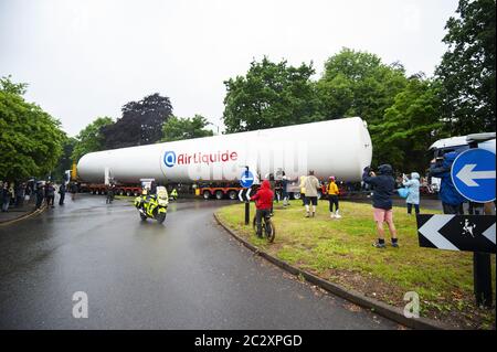 Un réservoir d'oxygène de qualité médicale de taille colossale vide, Air liquide, transporté sur un camion de 164 pieds (50 m) à travers four Oaks, Sutton Coldfield. Banque D'Images