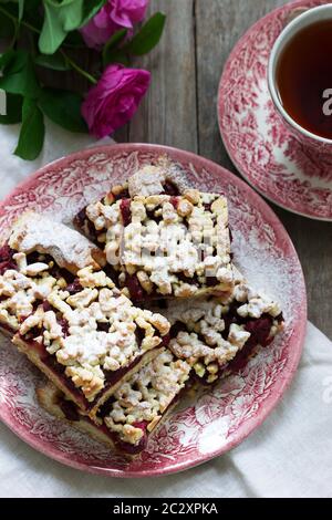 Gâteau sucré avec arènes de rose de cerise et streusel sur fond de bois. Style rustique. Banque D'Images