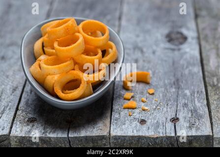 Anneaux de pommes de terre sur le bois rustique gris. Banque D'Images