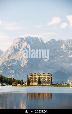 Célèbre Hôtel jaune au lac Misurina, dans les Dolomites, Italie pendant l'été Banque D'Images