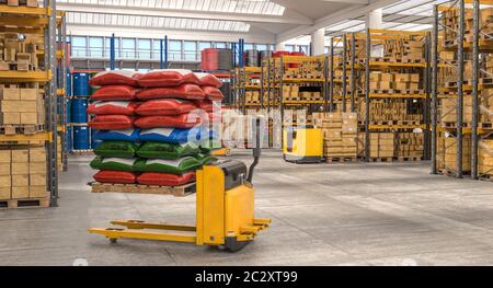 l'intérieur d'un entrepôt de stockage avec des moyens pour déplacer des marchandises, personne autour, la fabrication et la logistique concept de fabrication. image de rendu 3d. Banque D'Images