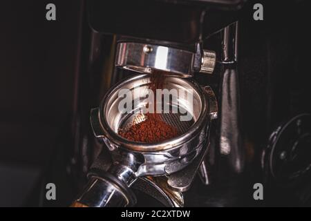 Rectifieuse de café fraîchement torréfié de broyage des fèves en poudre Banque D'Images
