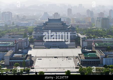 Vue d'en haut sur la place centrale de Kim il Sung au coucher du soleil. Grande Chambre d'étude des gens avec des portraits de deux présidents de la RPDC en arrière-plan Banque D'Images