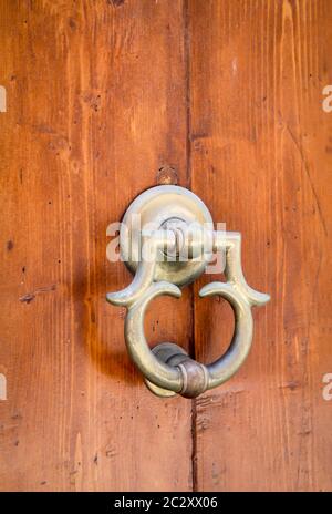 Un knocker de porte métallique en laiton ancien sur une porte en bois Banque D'Images