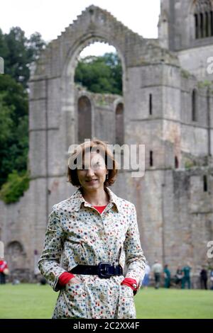 Fiona Bruce, présentatrice de la roadshow d'antiquités, à l'abbaye de Fountains et au parc royal Studley. Banque D'Images