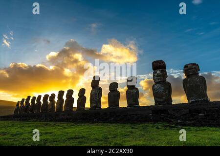Lever du soleil avec silhouette de la statue de Moai à AHU Tongariki, île de Pâques (Rapa Nui), Chili. Banque D'Images