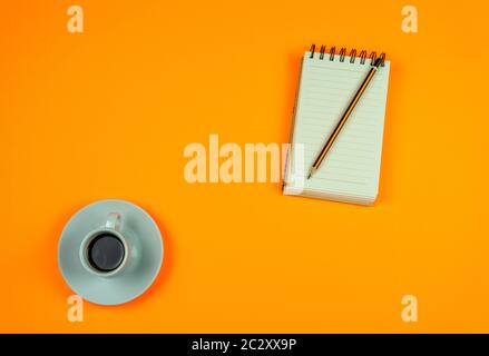 Tasse de café isolée sur fond orange Banque D'Images
