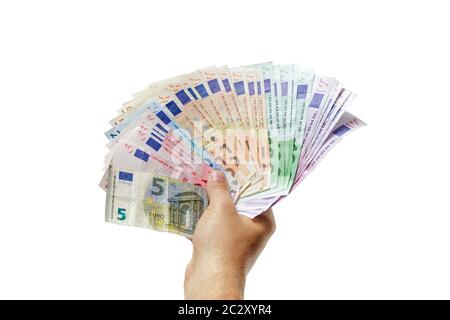 Main droite tenant divers billets en euros, ventilés, isolé sur fond blanc. L'argent, l'assurance, de richesse concept. Banque D'Images