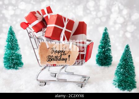 Panier de cadeaux et de l'étiquette avec la calligraphie anglaise Joyeux anniversaire. Arbre de Noël et la neige Banque D'Images