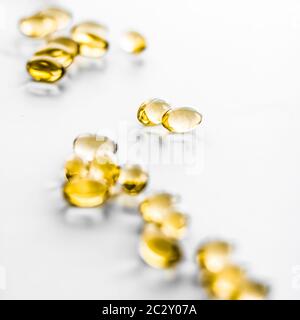 Vitamine D et oméga 3 doré pour une alimentation saine, capsules de pilules de supplément alimentaire d'huile de poisson, soins de santé et médicaments a Banque D'Images