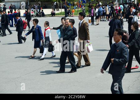 Pyongyang, Corée du Nord - 1 mai 2019 : les gens se réunissent pour célébrer le 1er mai la fête du travail dans la rue Pyongyang Banque D'Images