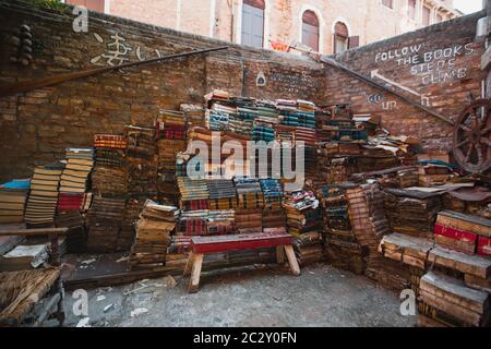 Célèbre escalier de livres d'un magasin de livres à Venise Italie qui mène à la vue magnifique des canaux vénitiens Banque D'Images