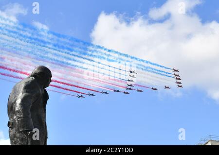 Les flèches rouges et leur équivalent français, la Patrouille de France survole Londres et la statue de Winston Churchill sur la place du Parlement, Londres, lors d'une visite du président français Emmanuel Macron. Banque D'Images