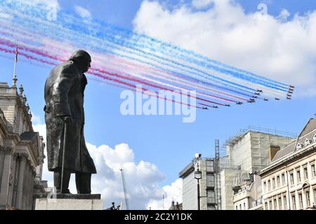 Les flèches rouges et leur équivalent français, la Patrouille de France survole Londres et la statue de Winston Churchill sur la place du Parlement, Londres, lors d'une visite du président français Emmanuel Macron. Banque D'Images