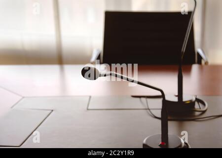 microphone sur une table en bois et chaise vide dans une salle de réunion Banque D'Images