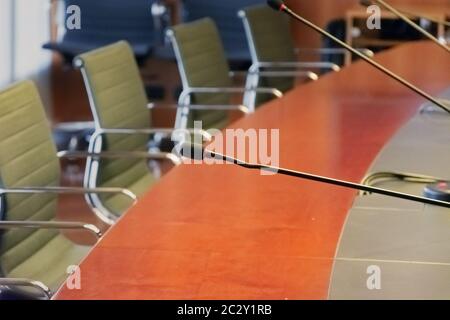 microphone sur une table en bois et chaises vides dans une salle de réunion Banque D'Images