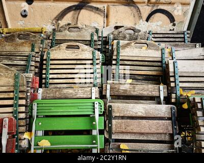 groupe de chaises en bois pliantes en ruines Banque D'Images