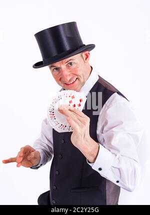 magicien montre un jeu de cartes avec un sourire Banque D'Images