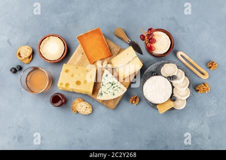 Variété de fromage, tourné à partir de ci-dessus. Un assortiment de fromages, d''une télévision déposer sur un arrière-plan en ardoise avec une place pour le texte Banque D'Images