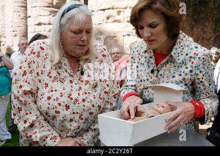 Le présentateur Fiona Bruce parle à Mme Sandra Day au cours du roadshow d'antiquités à Fountain Abbey , dans le North Yorkshire. Banque D'Images