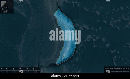 Forme de plaque Mariana entourée sur un fond sombre et désaturé de la carte de relief avec des superpositions informatives. Rendu 3D Banque D'Images