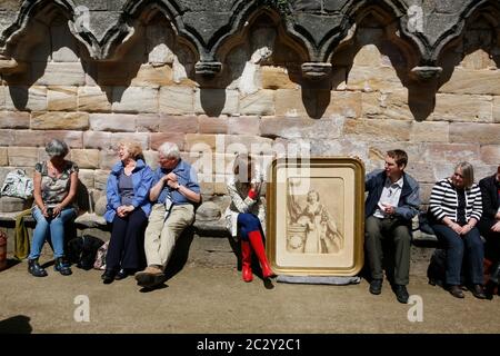 Présentateur Fiona Bruce sur le roadshow d'antiquités à Fountain Abbey , North Yorkshire. Banque D'Images