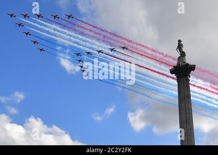 Les flèches rouges et leur équivalent français, la Patrouille de France survole la statue de l'amiral Nelson à Trafalgar Square, Londres, lors d'une visite du président français Emmanuel Macron. Banque D'Images