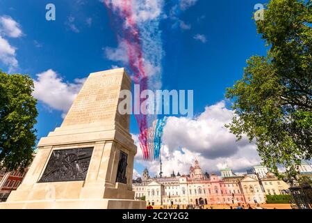 Westminster, Londres, Royaume-Uni. 18 juin 2020. Les flèches rouges de la Royal Air Force et les équipes de la patrouille de France de l'Armée de l'Air française ont effectué un survol de Londres pour honorer le 80e anniversaire du discours d'appel de Charles de Gaulle qui est considéré comme l'origine de la résistance française à l'occupation allemande pendant la guerre mondiale II Les équipes passèrent au-dessus de Buckingham Palace, réussis James's Park, Guards Memorial et Horse Guards Parade Banque D'Images