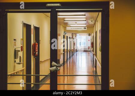 Octobre 2018. Allemagne Helios Klinikum Krefeld. Intérieur hôpital à l'intérieur. Couloirs spacieux et désertés de la gare, étage de nouveau ho Banque D'Images