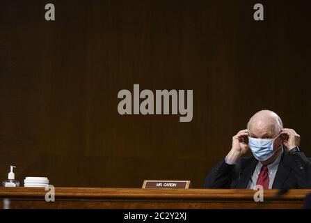 Washington, États-Unis. 18 juin 2020. Le sénateur américain Ben Cardin (D-MD) porte un masque facial protecteur lorsqu'il écoute lors d'une audience du Comité sénatorial des relations étrangères sur la réponse de la coronavirus américaine (COVID-19) à Capitol Hill, à Washington, DC, le 18 juin 2020. Photo de piscine par Tom Brenner/UPI crédit: UPI/Alay Live News Banque D'Images