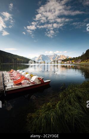 Célèbre Yellow Hotel et pédalos à travers le lac Misurina, dans les Dolomites, Italie pendant l'été Banque D'Images