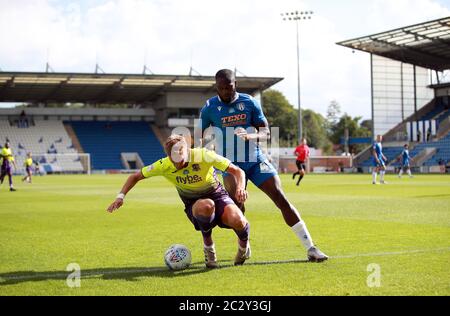 Frank Nouble (à droite) de Colchester United et Dean Moxey d’Exeter City se battent pour le ballon lors du match de la demi-finale de la première jambe de la Sky Bet League au JobServe Community Stadium, à Colchester. Banque D'Images