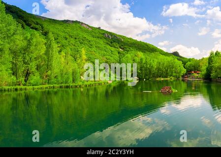 Beau paysage de lac en Arménie, paysage de Jermuk Banque D'Images