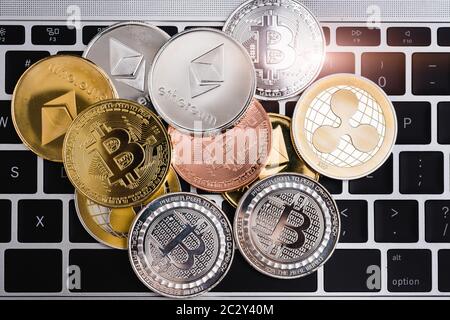 Ondulation virtuel XRP, Ethereum Bitcoin monnaie Monnaie et finance argent ensemble sur la pile du clavier de l'ordinateur portable Banque D'Images
