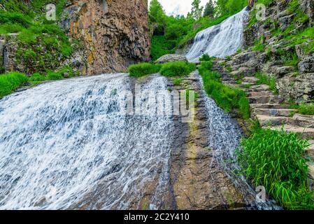 Paysage de l'Arménie vue de la chute d'eau de la Sirène de dessous, ville de Jermuk Banque D'Images