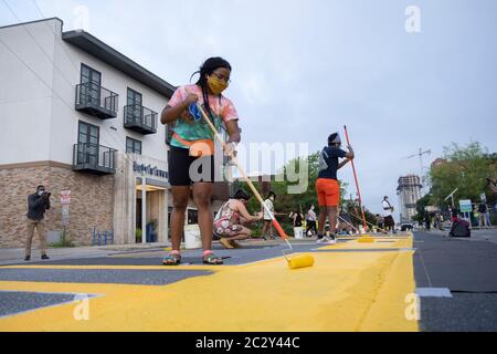 Austin, Texas, États-Unis. 18 juin 2020. Les artistes de rue peignent une fresque sur le centre-ville de la 11ème rue à l'est qui dit ''Black Artists Matters'' le 18 juin 2020, deux jours après que le même groupe peint ''Black Austin Matters'' en grandes lettres jaunes sur Congress Avenue, la rue principale d'Austin, TX. Plusieurs autres villes américaines ont créé des peintures murales commencées lorsque ''Black Lives Matter'' a été peint près de la Maison Blanche à Washington, DC crédit: Bob Daemmrich/ZUMA Wire/Alamy Live News Banque D'Images