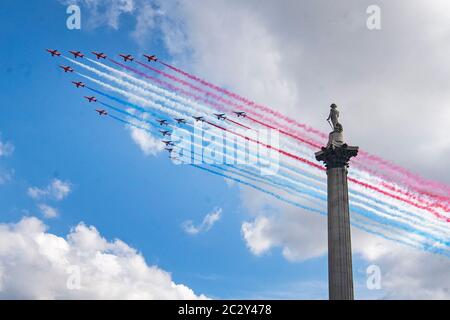 Les flèches rouges et leur équivalent français, la Patrouille de France survole la colonne de Nelson à Trafalgar Square, Londres, lors d'une visite du président français Emmanuel Macron. Banque D'Images